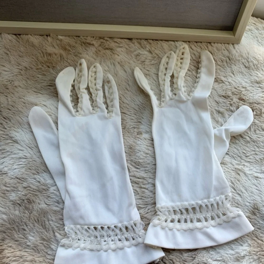 Vintage Women’s Gloves size runs very small